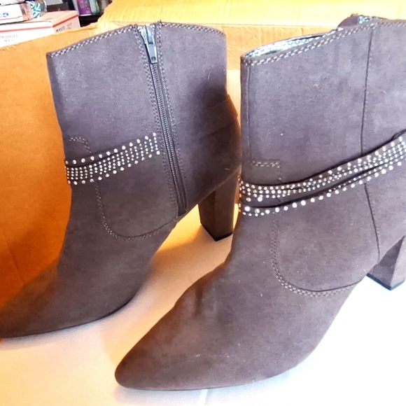 Ann Marino Shoes - Size 11 M Ankle Boots